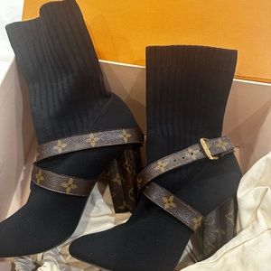 Louis vuitton Authentic ones worn .Exelent condition.
